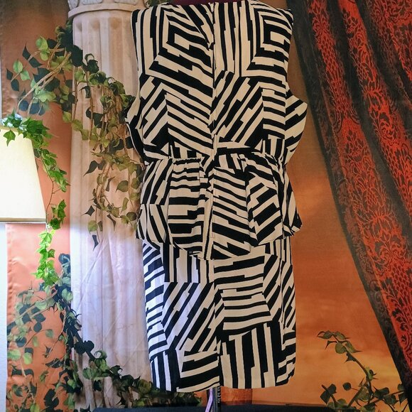 EUC: B. SMART Black & White Sze 22 Geometric Print Sleeveless Peplum Dress - Picture 2 of 5